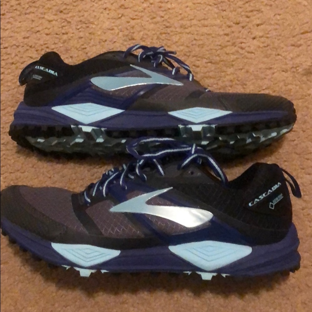 Brooks tennis shoes size 9